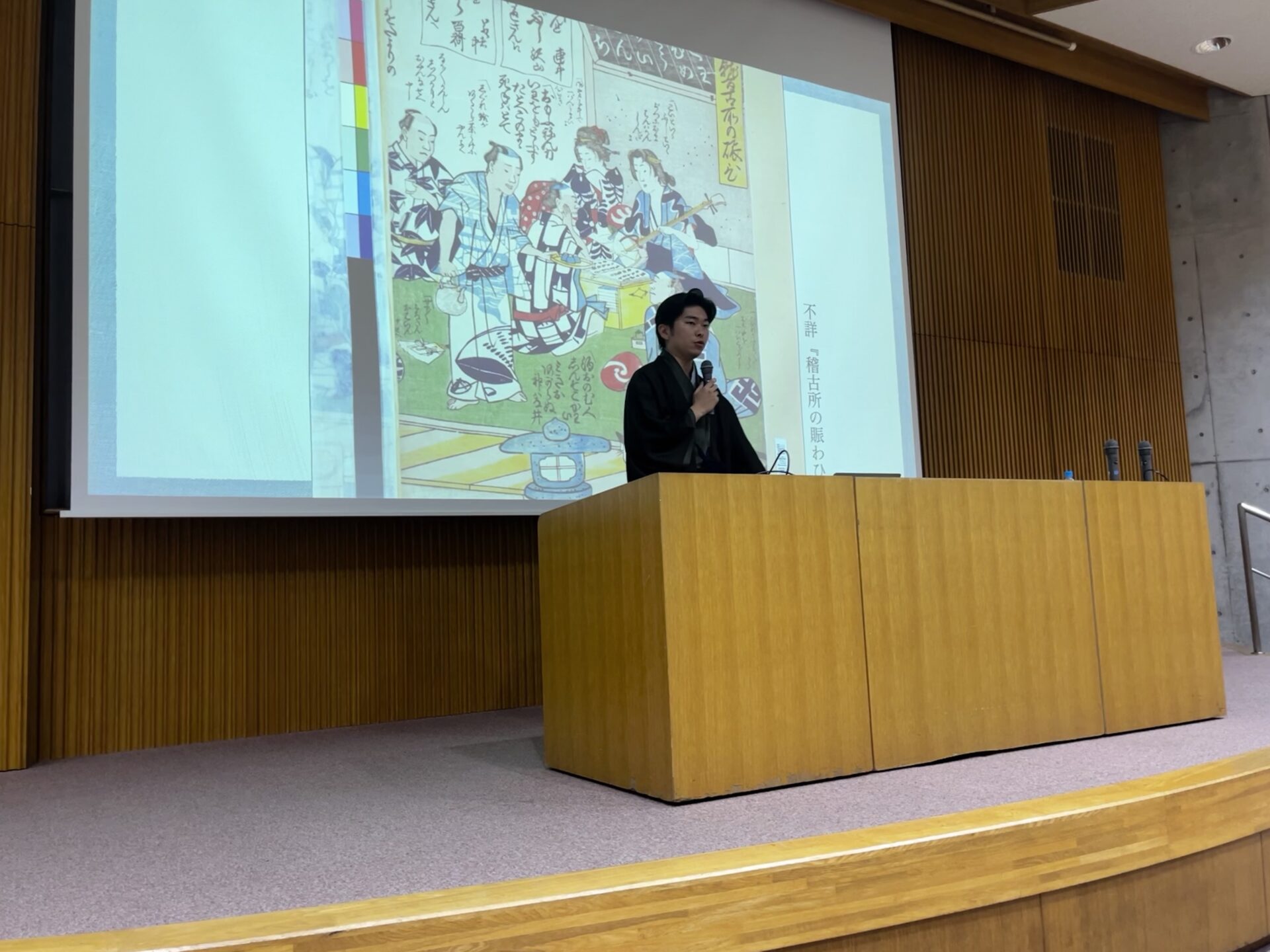 千葉商科大学で講演をする坂東野里行の写真
